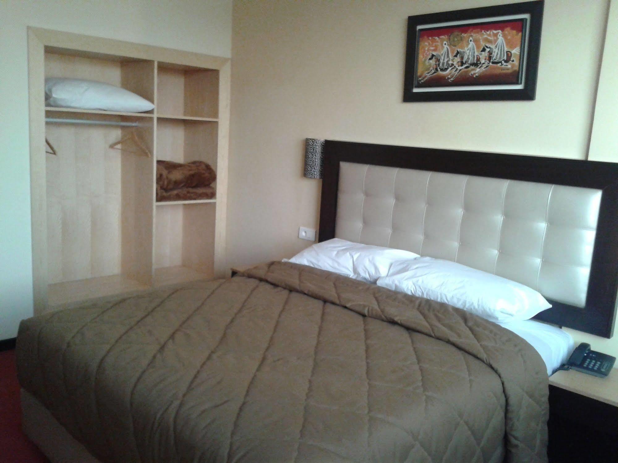 Al Akhawayn Hotel Уджда Екстериор снимка